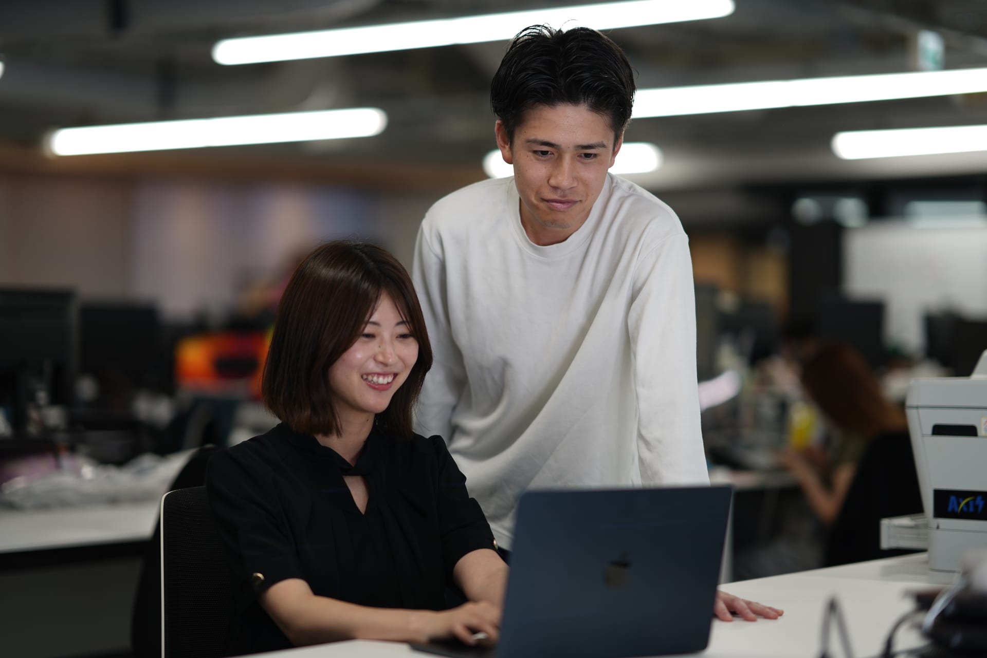 AXISメンバーが集まって相談する様子