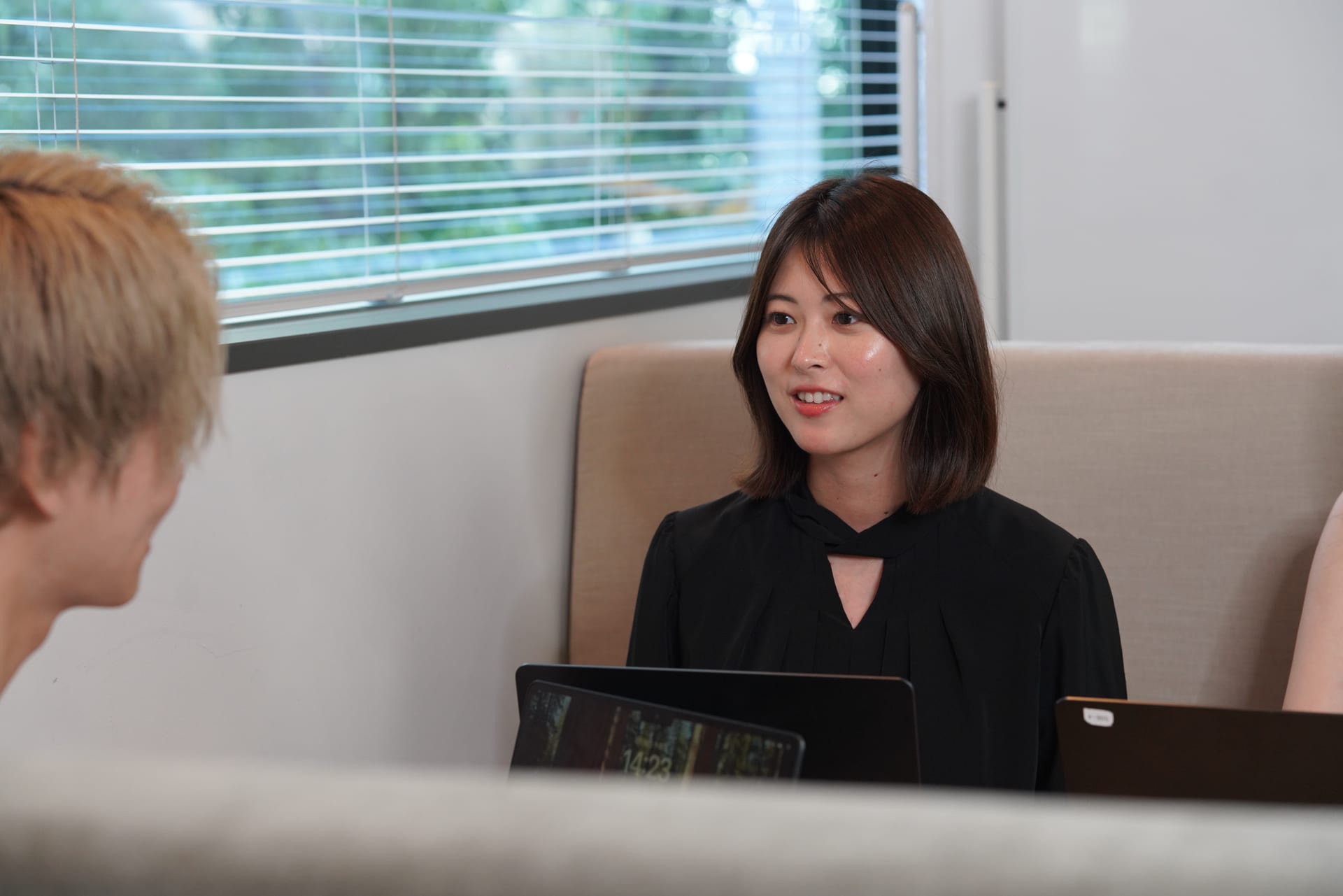 会議室でのインタビューの様子