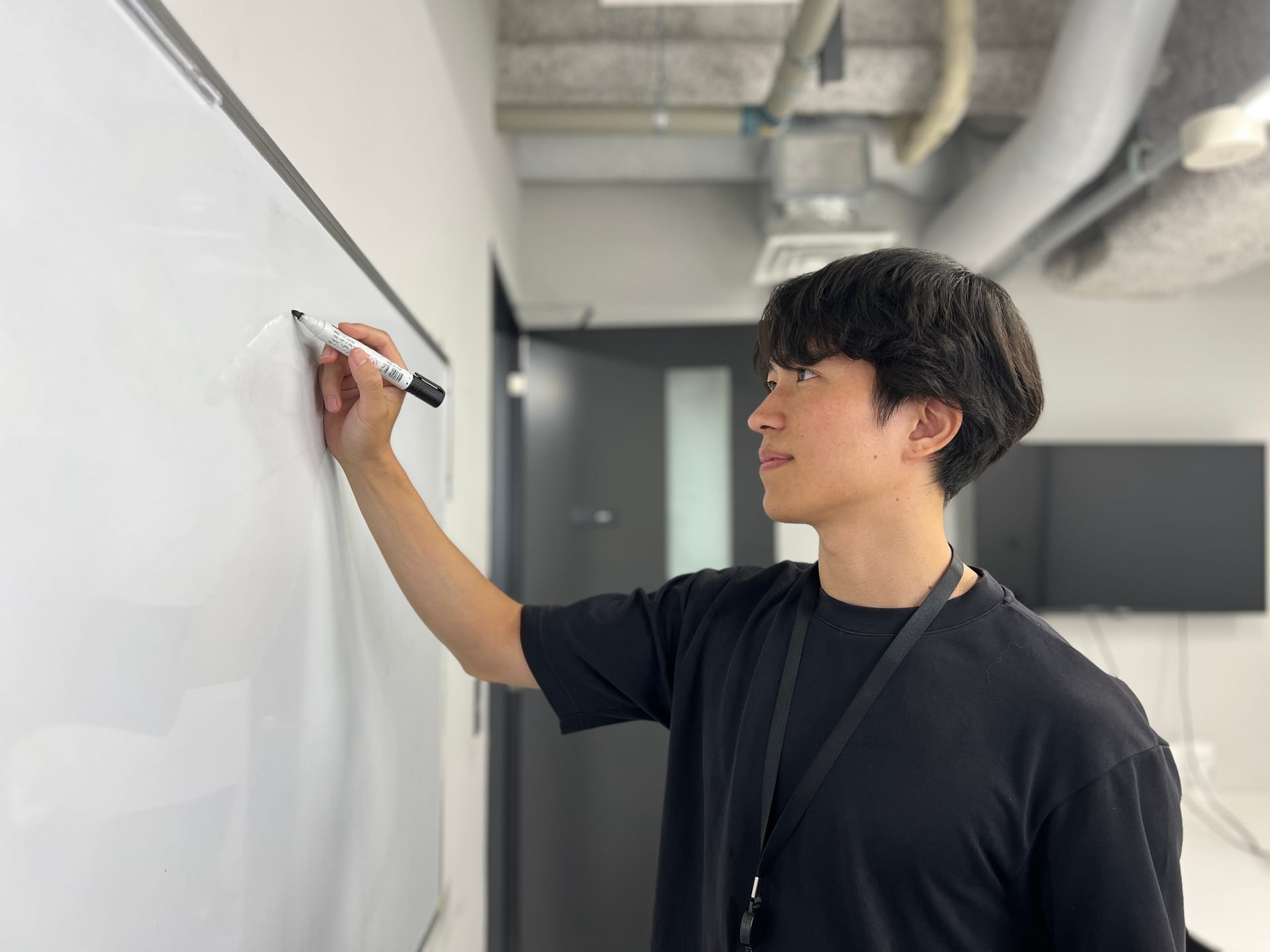ホワイトボードでアイデアを書き出す様子